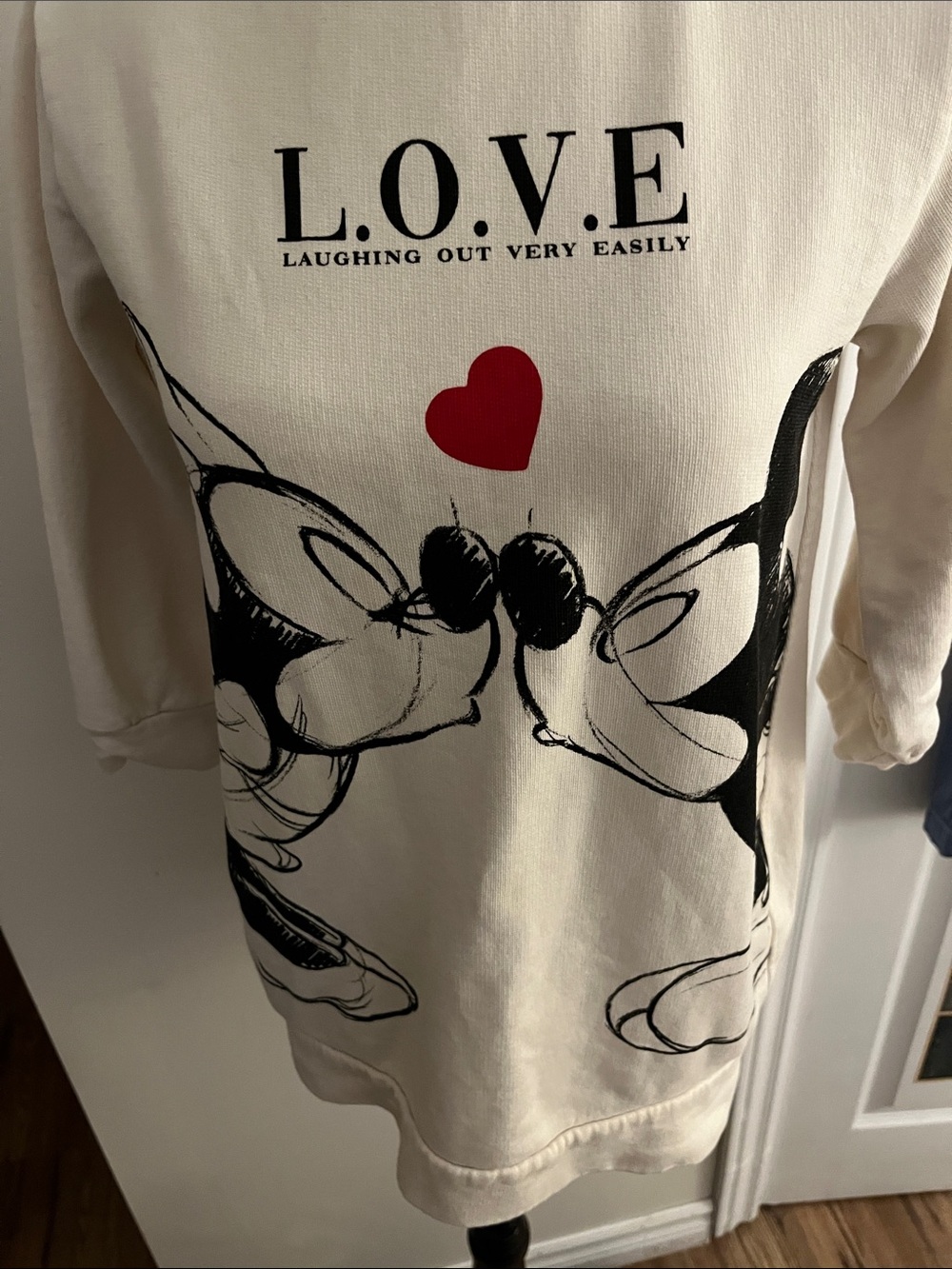 🍎Zara Cream Sweatshirt with Black Cartoon Kiss and Red Heart - Picture 3 of 6